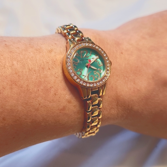 Betsey Johnson small gold watch - Picture 3 of 4